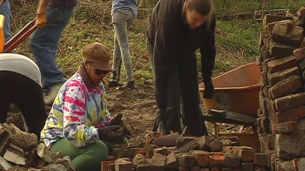 Crop Mob builds urban farm for LINC, INC