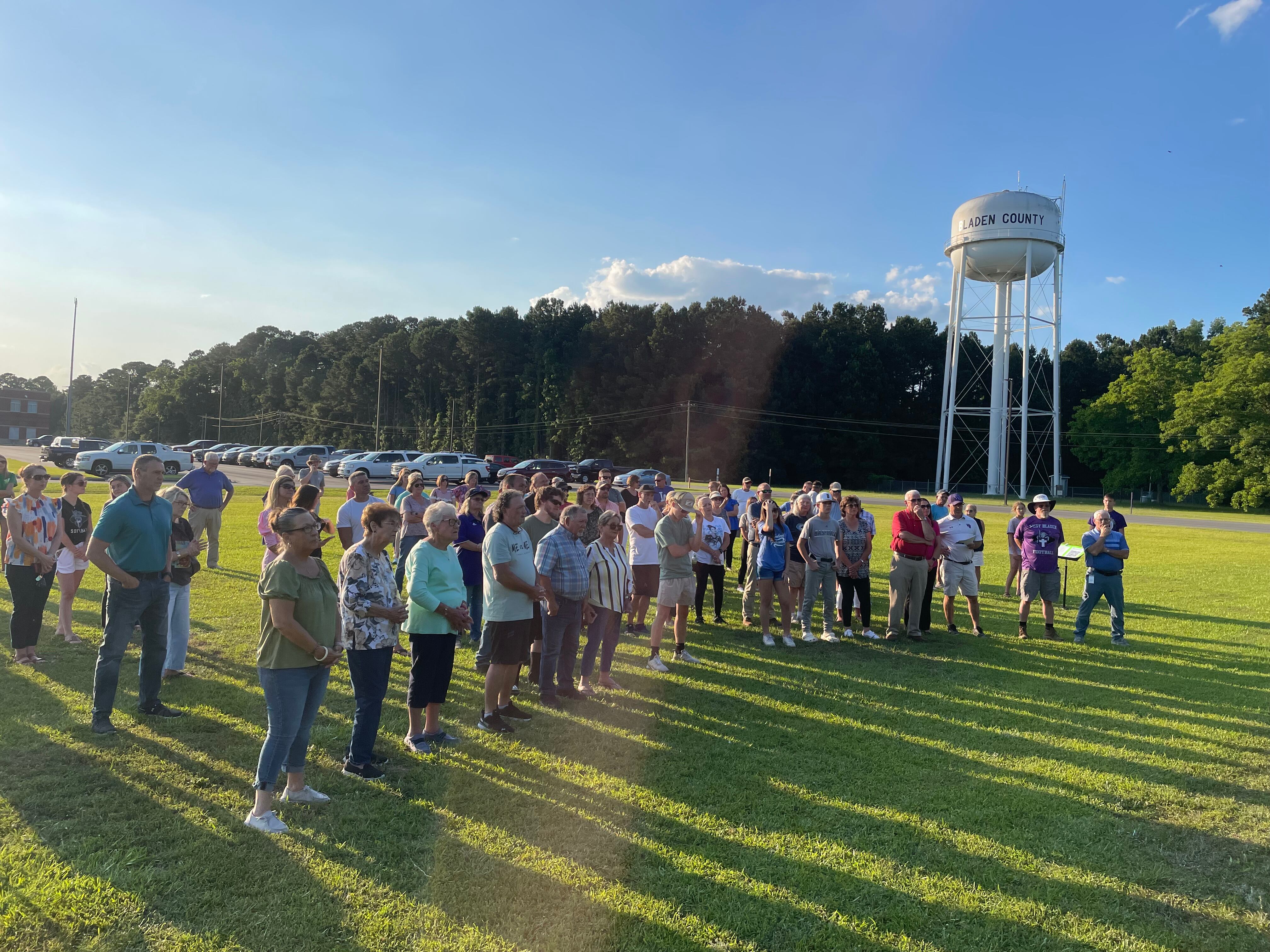 West Bladen High School community rallies to keep principal who was reassigned to another school - Vimarsana News